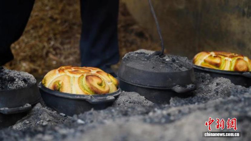 新鲜出炉的焪锅馍馍。