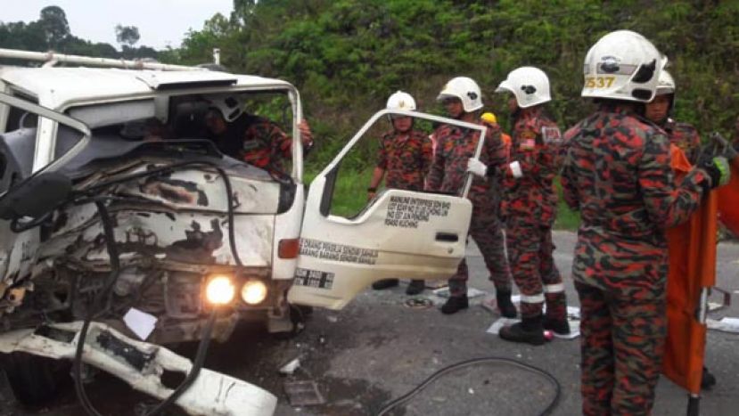 消拯人员正设法将夹毙车仓内华裔司机遗体移出。