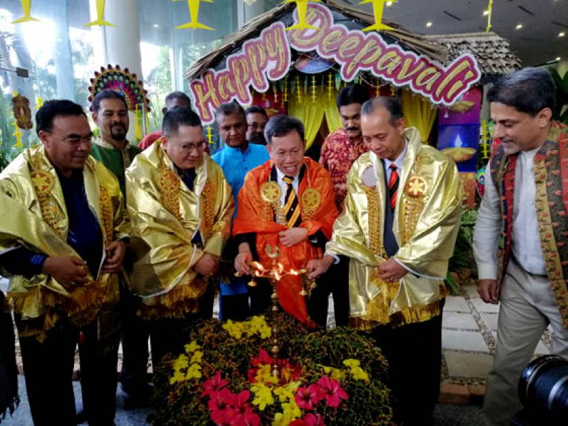 砂地方政府与房屋部长拿督沈桂贤（中）及助理部长拿督朋光玛吉（右二）为古晋南市市政局屠妖节庆典主持点灯仪式，左起;为古晋南市副市长希尔米、古晋南市市长拿督黄鸿圣及桑卡市议员（左一）。