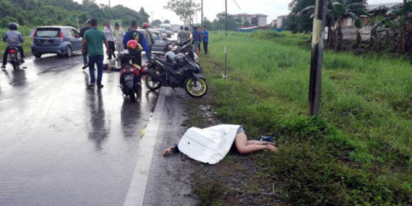  女死者惨死在道路上。