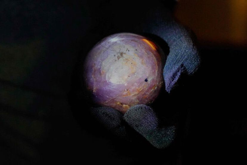 斯里兰卡挖出一颗重达3563克拉、极罕见的紫星青金石。