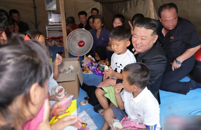 金正恩前往灾区视察灾民，并宣布将支援1.5万名学童到平壤接受教育。