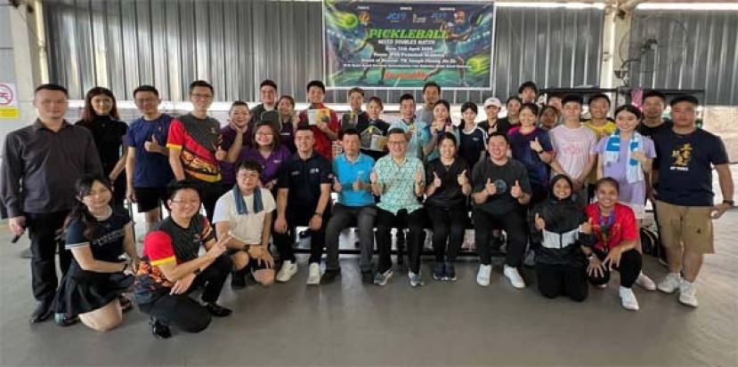 颁奖仪式结束后的一张大合照。坐者左起为马来西亚国际青年商会总会执行副会长兼砂劳越区主席萧扬明、筹备会主席詹绍意、武吉阿瑟区议员兼武吉阿瑟青统主席钱进一、诗巫西端国际青年商会会长詹丽洁以及马来西亚国际青年商会总会副会长兼砂拉越区副主席杨富凯。