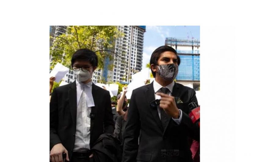 赛沙迪(右)在法庭外向媒体发表谈话。