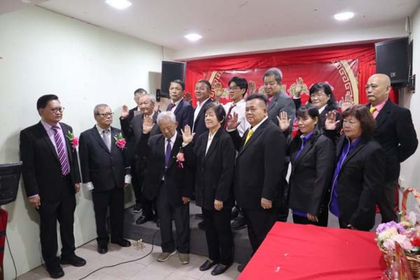 新届理事在监誓人拿督吴标生博士及黄华强总会长的见证下举行宣誓就职。