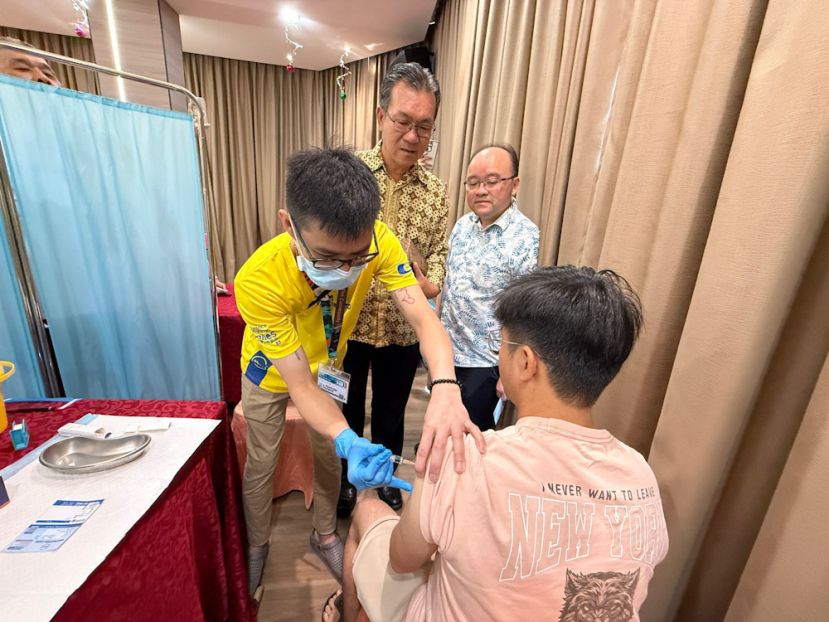 哥打圣淘沙区议员叶耀星在晋巴达旺福州公会主席甲必丹拿督刘思乐陪同下，巡视医生为民众进行流感疫苗接种。