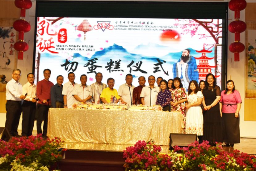 砂政府承认华文统考 老师和家长鼓励孩子成为公务员