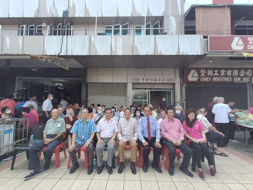 王长福：颁发敬老红包发扬敬老尊贤的美德