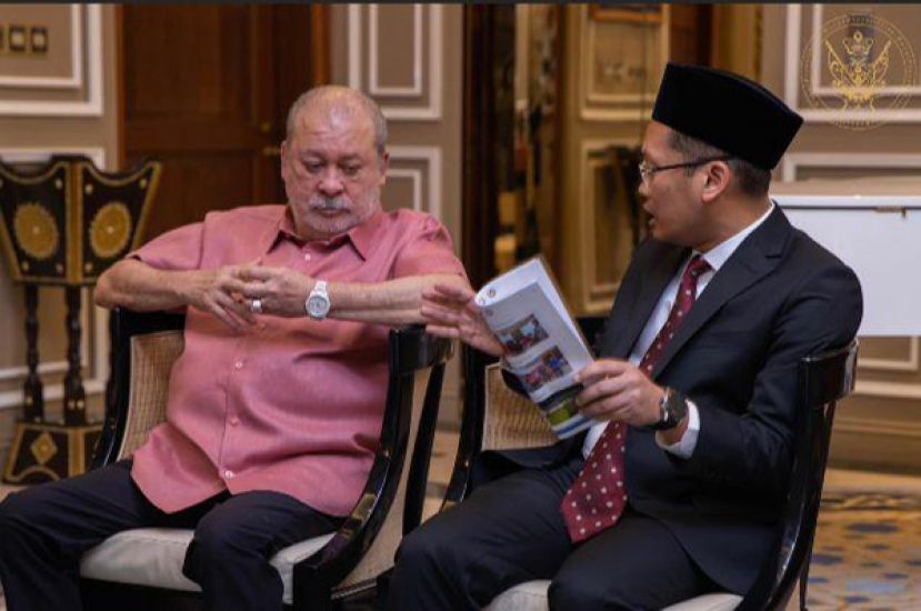 环境部长觐见柔佛苏丹汇报防洪堤计划