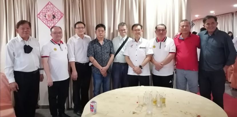 毕打拿忠福宫义诊筹委部分成员；左起为陈中兴、顾问甲必丹拿督刘思乐、王运才博士、大会主席许义华、李智彊医师、推介主宾薛华东、顾问甲必丹陈庆耀、郑李金安、法律顾问黄毓才。