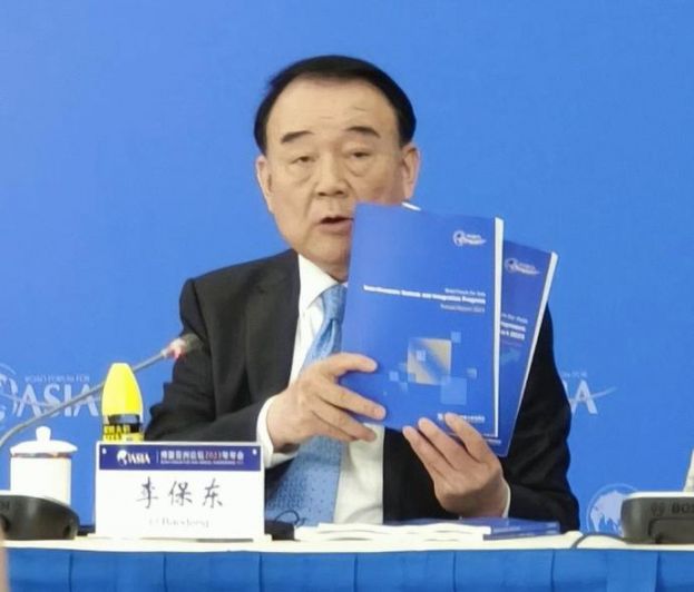 李保东在记者会上展示两份博鳌亚洲论坛旗舰报告。