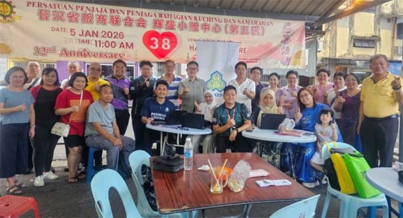 东哥团队与社险机构     在辉盛小贩中心服务