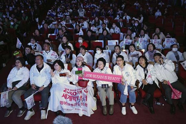 ●得知利雅德成功夺下2030世博主办权，韩国釜山市民呆愣现场、无法置信。