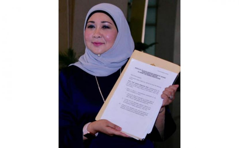 砂首长署助理部长莎丽花哈茜达展示部长动议文件。