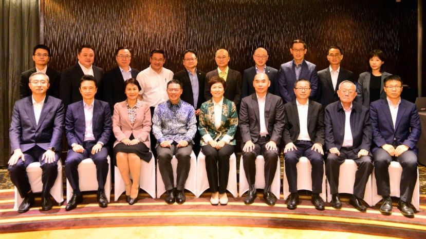 倪可敏（坐者左4）与陈旭（坐者左5）、拿督吴逸平（坐者右4）、中总领导及中华海外代表团成员合影。