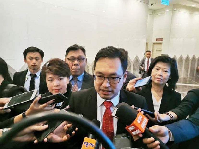 张健仁在多名行动党州议员的陪同下，向媒体发言。