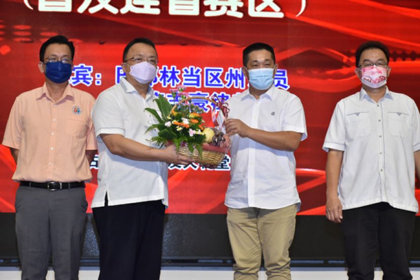 砂晋汉连省津贴华小董联会会长拿督蔡文铎（左二）赠送水果礼篮予主宾巴都林当区州立法议员施志  豪（右二）。左一为砂晋汉连省华小教师会主席黄玉祥，右一为砂晋汉连省津贴华小董联会署理会长田松茂  。