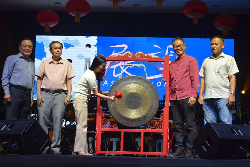 许德婉代表砂拉越副总理拿督阿玛沈桂贤为《樂&middot;翱翔系列音乐会 VII&mdash;&mdash;展望》开幕礼。
