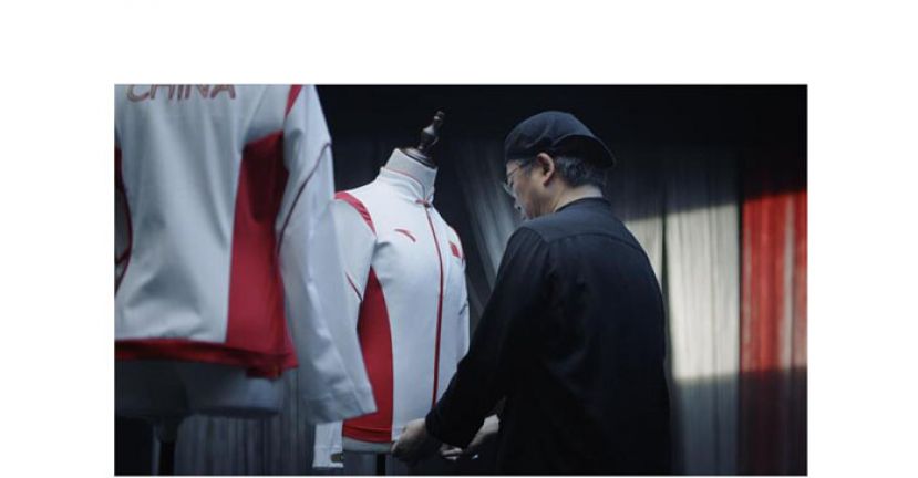 叶锦添操刀设计了北京冬奥会中国体育代表团领奖服，向世界展示中国风度。