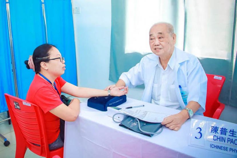 行医40年的陈普生中医师为其中一站义诊活动上为民众看诊。