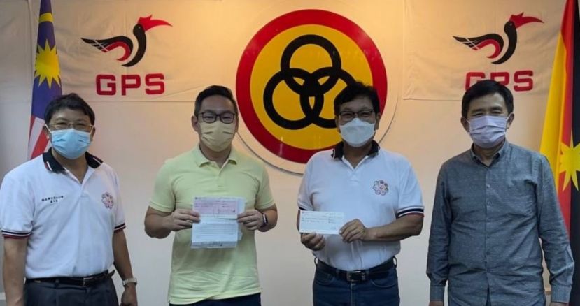 首长署政治秘书程明智（左2）及诗巫七大乡团联合会主席应天财（右2）展示支援诗巫医院停车场野战医院购建材捐款支票。左为兴化莆仙公会主席卢文发；右是诗巫海南公会主席严世明。