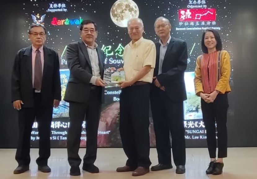 砂拉越星座诗社主席黄泽荣（左二）将两本丛书赠送予砂拉越华文作家协会会长李福安时影。