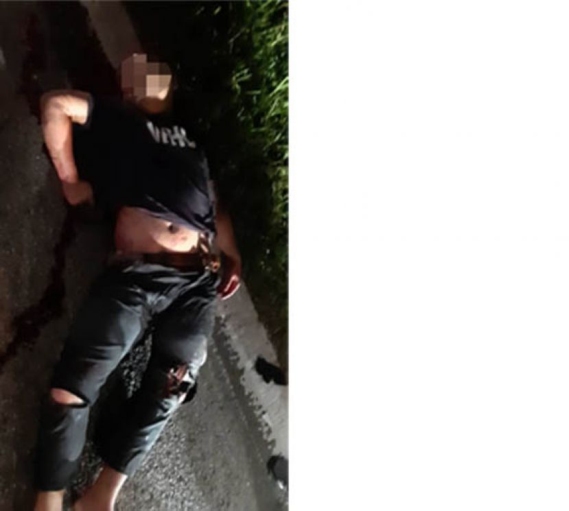 骑士惨死在昏暗马路上。