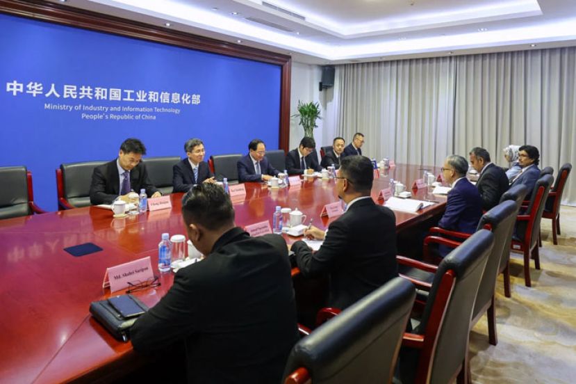 通讯部长法米与中国工业和信息化部部长金壮龙举行双边会议。