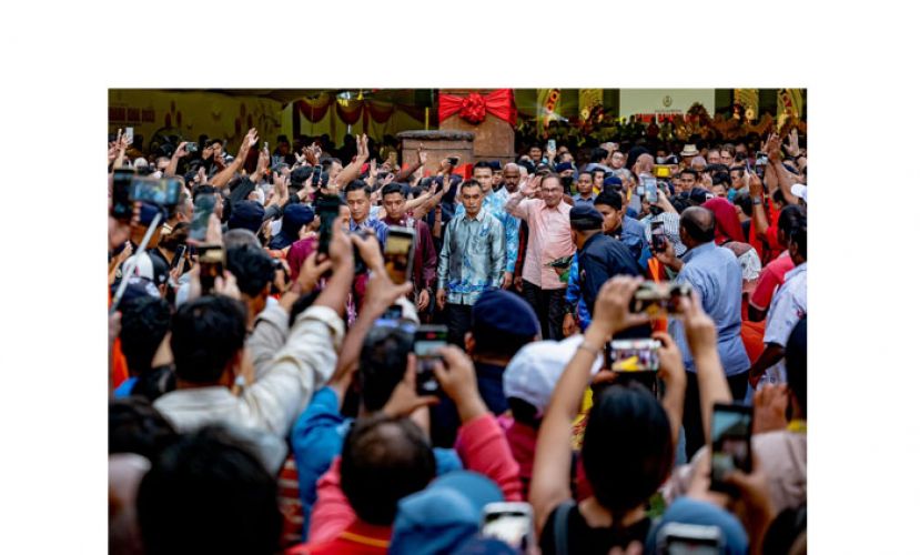 首相拿督斯里安华出席打扪印度丰收节庆典，受到热烈迎接。