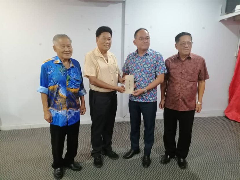 主席拿督龚财兴(右二)把一万令吉活动经费移交予财政龚发信(左二)时摄。左为拿督杨昆贤，右则是天猛公拿督陈如飞。