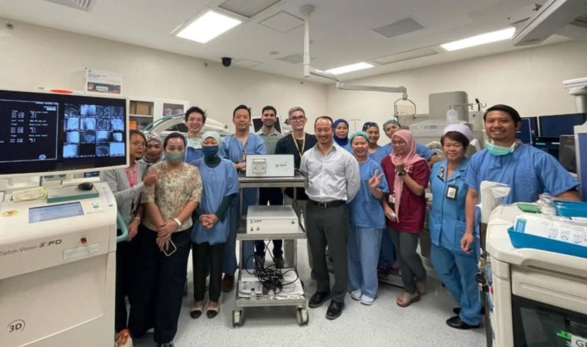 许诗翔医生（后排左二）领导的团队呼吸科团队近日取得突破性进展，成功完成全球医疗设备试验的前三例支气管镜肺结节消融手术，为肺癌患者提供了一种全新的治疗选择。