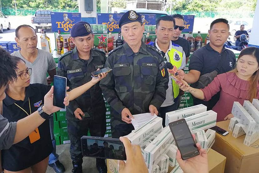 美里警察普通行动警营指挥官展开&ldquo;战利品&rdquo;。