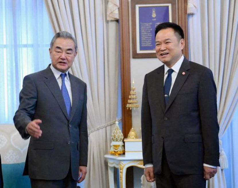 阿努廷（右）在泰国政府大楼会见王毅。