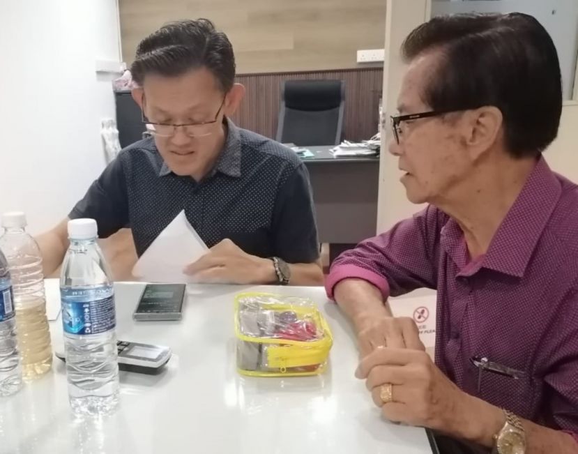 薛华东（左）与本固鲁陈兴枝跟进华妇丈夫到国外工作疑被卖猪仔之事。