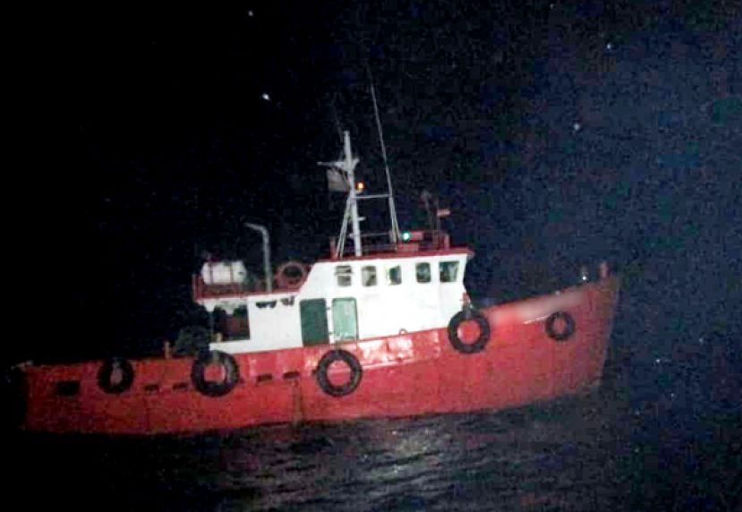 涉嫌摸黑走私柴油遭扣的拖船，被押回大马海事执法机构美里区码头途中。