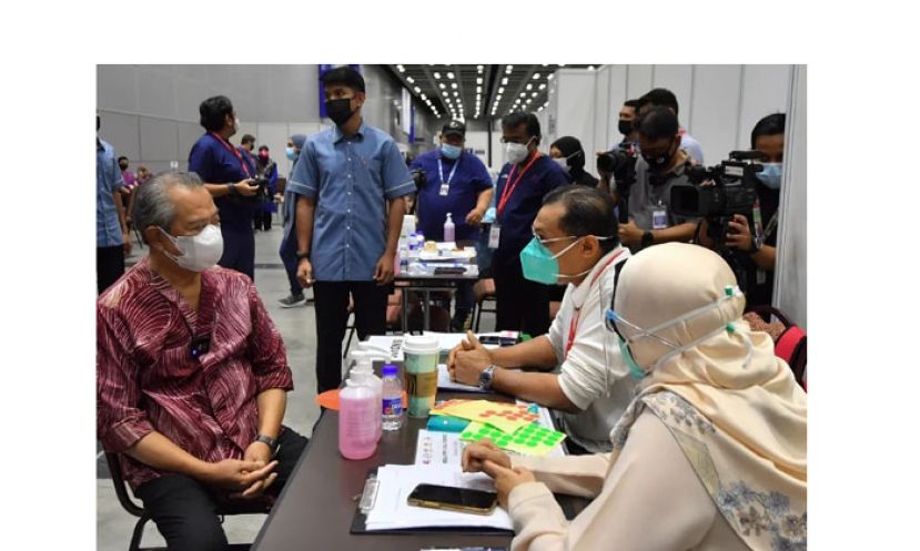 首相丹斯里慕尤丁巡视吉隆坡城中城会疫苗接种中心。