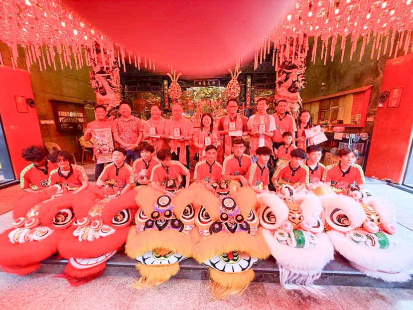 右1狮子赞助人SENG HOCK AUTO、 右2狮子赞助人STEVEN FONG、 中间两位狮子赞助人MAXMAS HOLDING -MR CHUNG夫妇、 左1狮子赞助人-Rashila maju Sdn Bhd 、 左2狮子赞助人- Miracle M Holding  Sdn Bhd 代表陈瑞兴（福州路德教会社长古晋同威龙狮文化团新狮点睛仪式。