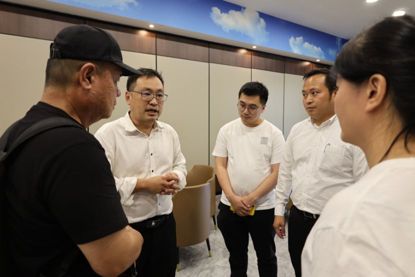 张健仁与团队前往灵堂吊唁逝者林枷城 并向其家属致以最深切的慰问