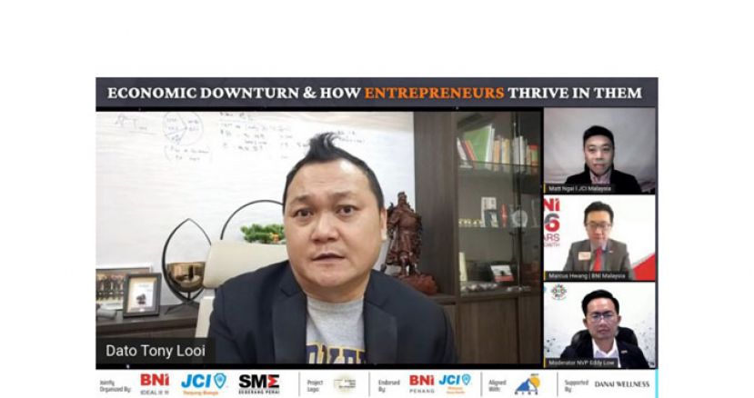 雷智雄（左）与其他嘉宾在一项线上商业论坛分享看法。