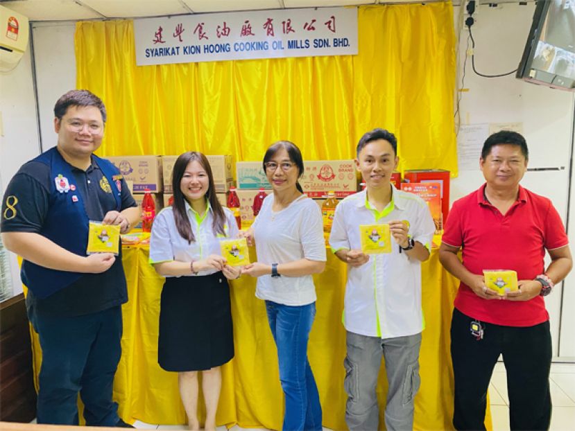 建丰食油厂有限公司代表许美金（中） 移交赞助面包油予刘青团副财政刘柔妤 。左为华青团福利组副组长蔡松源。右起刘青团福利刘祷德、秘书刘威荣。