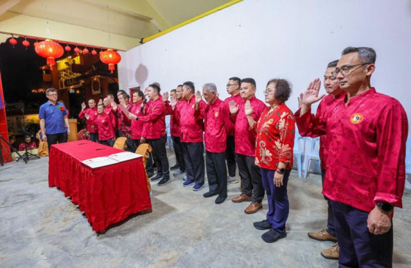 巴达旺市议会主席陈开（左一）见证古晋东岳观2023-2026年度执委会宣誓就职。