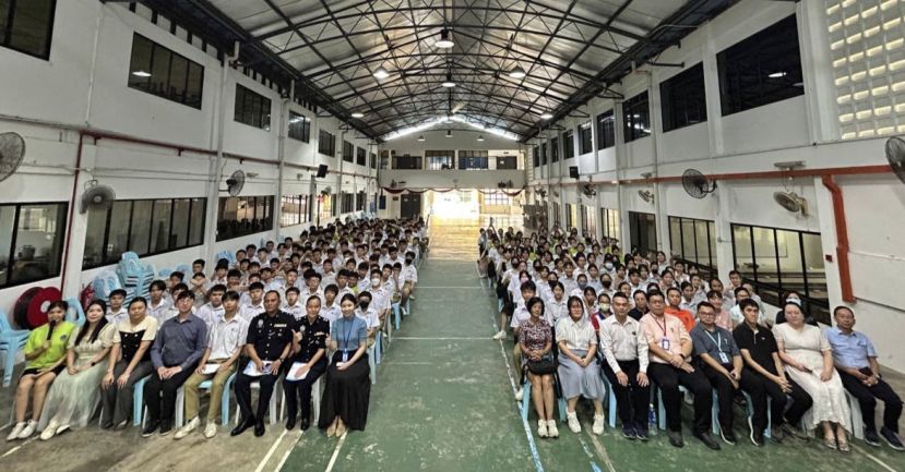 校警联络官和全体师生合影。