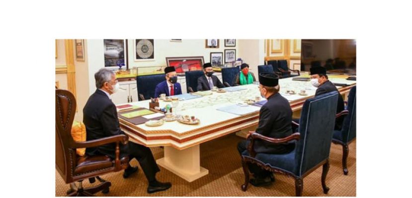 左起为国家元首苏丹阿都拉、下议员议长阿兹哈、副议长莫哈末拉昔、副议长阿莎丽娜、上议员副主席莫哈末阿里、主席莱士雅丁，进行会谈。