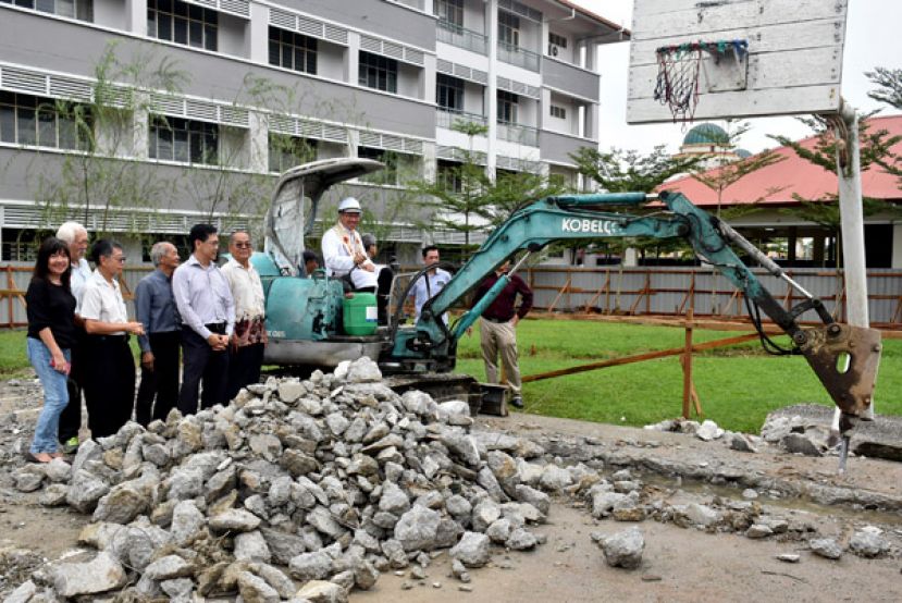 天主教古晋总教区总主教傅云生（中）主持祷告与礼堂动土仪式。