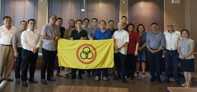  人联峇都林当支部筹办该党64周年党庆筹委会议后合影：左7为支部主席薛华东及左10是筹委会主席甲必丹陈庆耀等人。