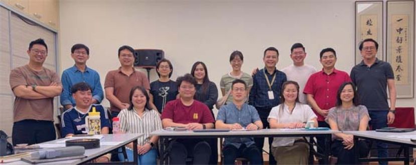 一中校友会执委理事会议讨论召开会员大会事宜。前排坐者右起为署理会长张慧娇，秘书田佳鸣，会长李嘉浩，财政蔡松沅，妇女组主任蔡佳盈和青年团团长官利权。