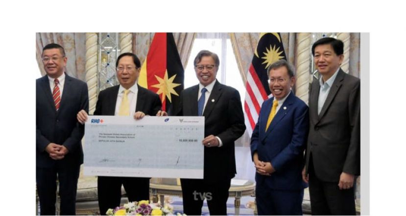 砂总理阿邦佐哈里（右三）移交1000万令吉拨予独中，由砂华文独中董联会会长刘利民（右四）接收，右二为砂副总理沈桂贤。