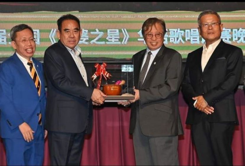 第6届全国河婆擂茶节暨第5届全国《河婆之星》华语歌唱比赛筹委会主席刘石星（左二）赠送纪念品 予砂总理阿邦佐哈里时影。左为砂副总理沈桂贤；右为砂河婆同乡会会长蔡庆忠。