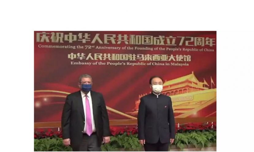 中国驻马大使欧阳玉靖(右)与大马外交部长赛夫丁合影。