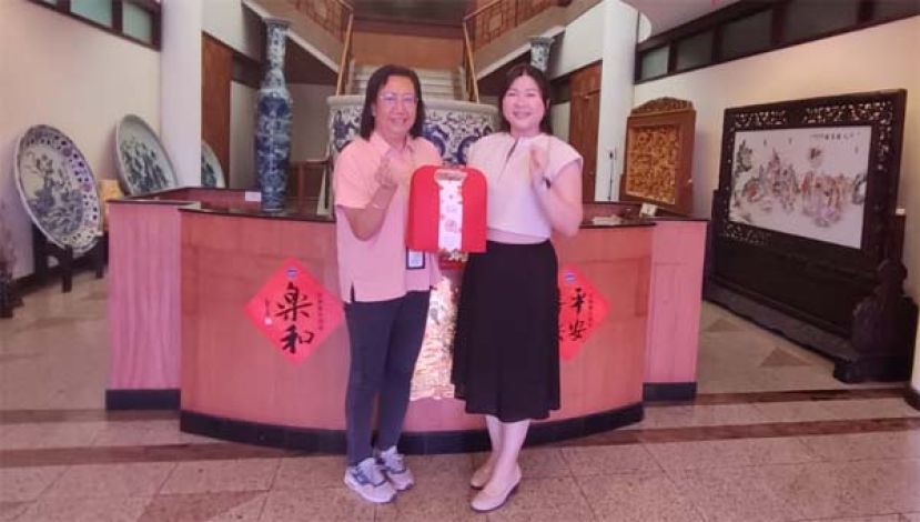 河滨酒店企业经理吴柳仪（右）送上礼品，并由本报采访部主任林莉琳接收时影。